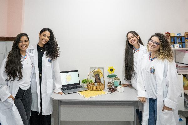 Estudantes de Santa Bárbara desenvolvem bronzeador utilizando buriti e hibisco