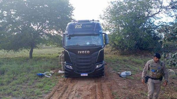 Motorista de caminhão é feito refém e veículo tem pneus e combustível roubados em Teofilândia