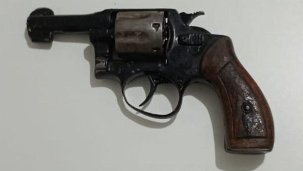 Homem é preso com arma de fogo após ameaçar pessoas em Queimadas