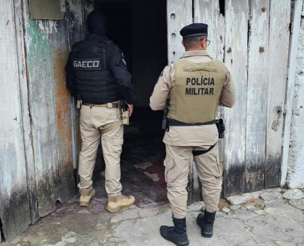 Operação cumpre mandados em Capim Grosso contra PMs envolvidos em execução