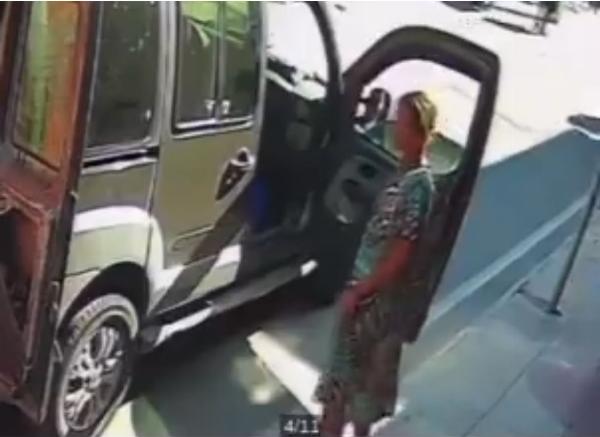 Mulher furta celular e carteira em carro no centro de Cansanção