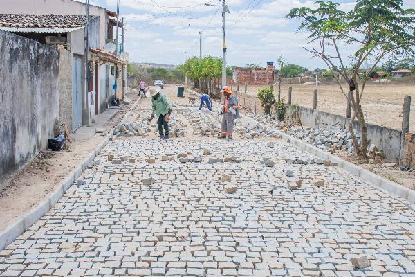 Serrinha: Pavimentação avança em comunidades da zona rural com pacote de 60 km de obras