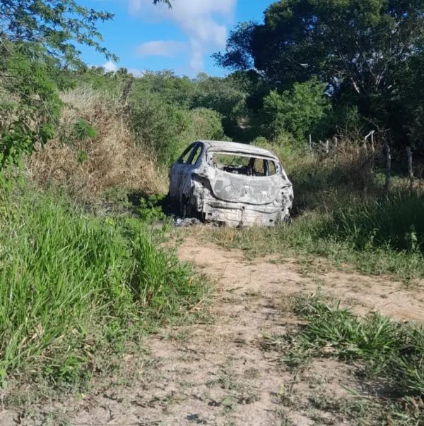 Corpo carbonizado é encontrado em veículo; vítima pode ser empresária de Inhambupe