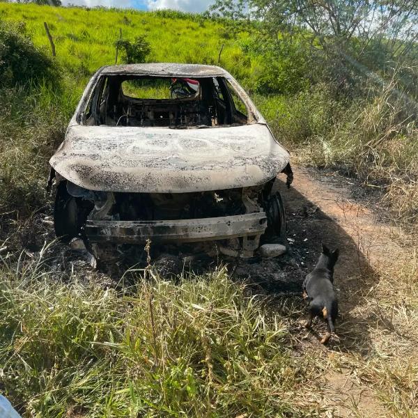 Corpo carbonizado é encontrado em veículo; vítima pode ser empresária de Inhambupe