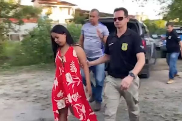 Mulher de 35 anos suspeita de chefiar organização criminosa é presa em Conceição do Almeida