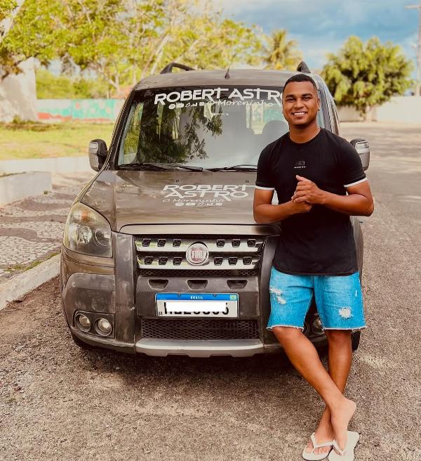 Cantor perde as duas pernas após ser prensado entre dois carros em Serrinha