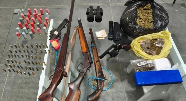 Suspeito é preso com armas, drogas e munições durante operação policial em Pé de Serra