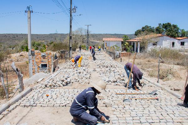 Serrinha: Pavimentação avança em comunidades da zona rural com pacote de 60 km de obras