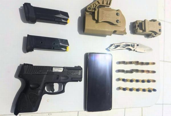 Achou que ia passar: homem é preso com arma e documento falso no circuito do São João de Serrinha