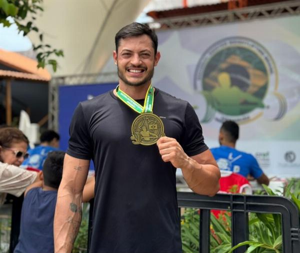 Atleta de Serrinha conquista título brasileiro de levantamento de peso