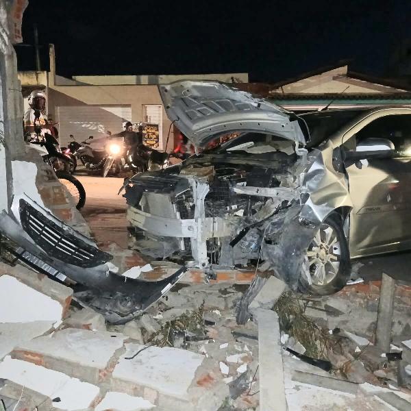 Motorista passa mal, atropela mulher e morre após bater carro em muro em Conceição do Coité