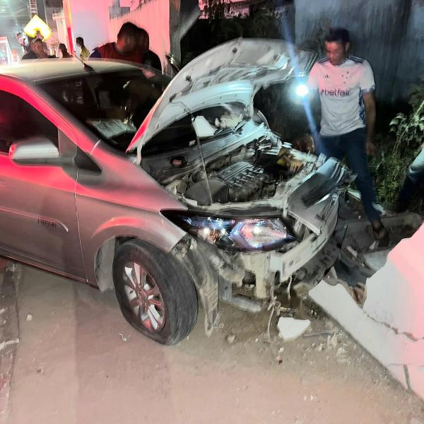 Motorista passa mal, atropela mulher e morre após bater carro em muro em Conceição do Coité