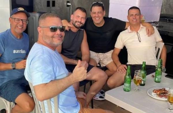 Vereador de Campo Formoso que jogou dinheiro pela janela posa com tornozeleira