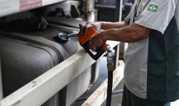 Petrobras anuncia aumento de R$ 0,22 no diesel; reajuste passa a valer neste sábado (1º)