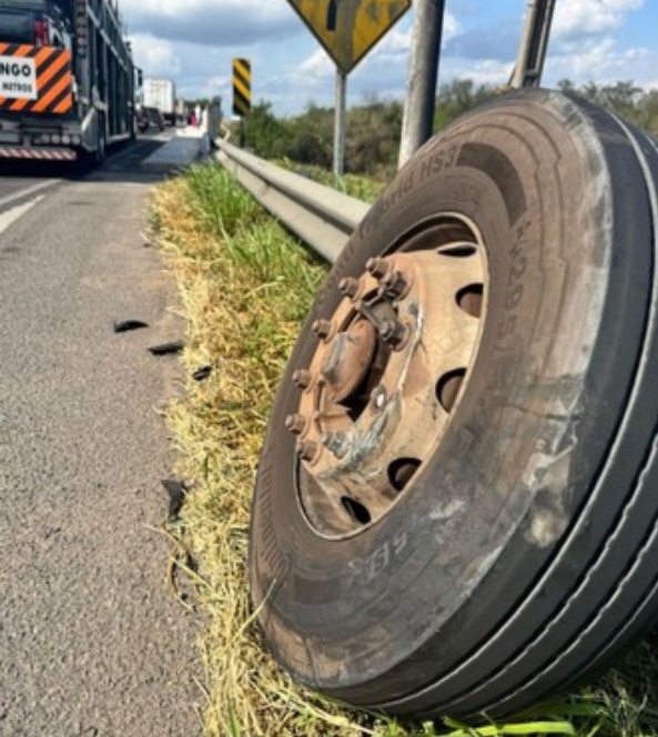 Caminhonete despenca de viaduto após ser atingida por pneu em Conceição do Jacuípe