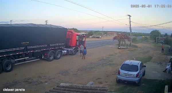 Carreta desgovernada causa morte de casal e fere criança em Tucano