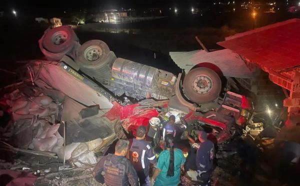 Carreta desgovernada causa morte de casal e fere criança em Tucano