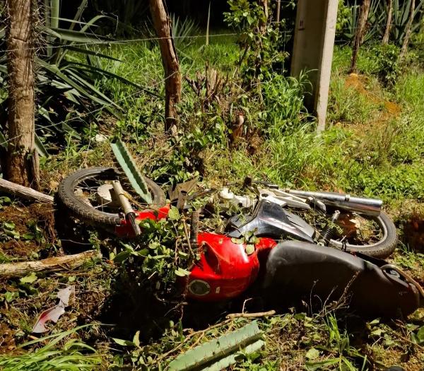 Adolescente morre ao perder controle de moto e atingir poste de energia em Conceição do Coité