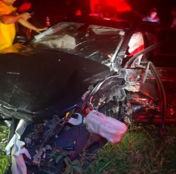Casal sobrevive após veículo colidir com duas carretas entre Riachão do Jacuípe e Nova Fátima