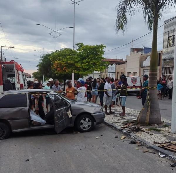 Homem morre após carro bater em árvore e capotar em Salgadália