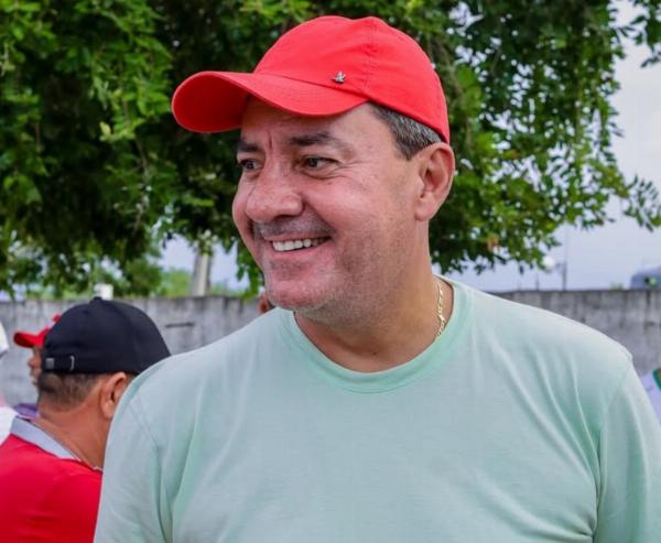 Prefeito de São Domingos utiliza bens públicos para promoção pessoal