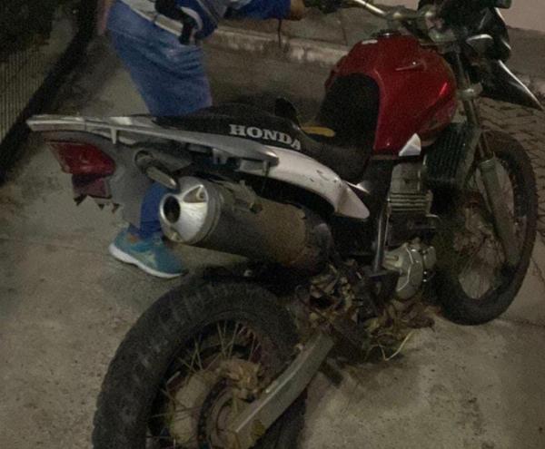 Homem é preso após bater com moto roubada em viatura na cidade de Tanquinho