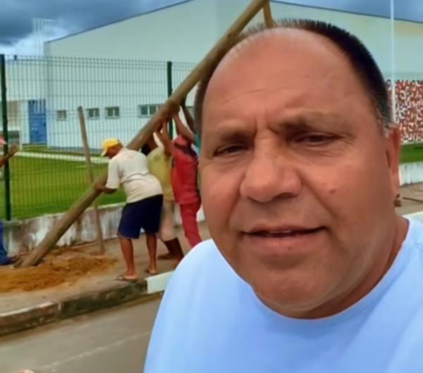 Ex-prefeito de Conceição do Almeida chama povo para guerra de espadas; prática é proibida