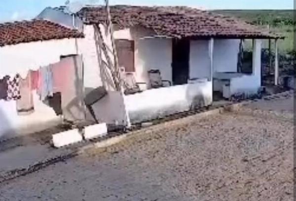Pneu de carreta destrói casa em Jeremoabo