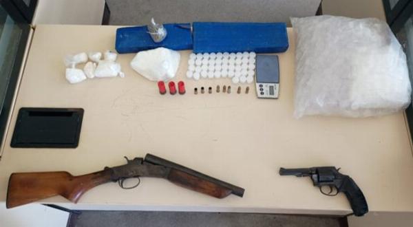 Polícia apreende armas e drogas em Jacobina após procurar criminoso do “baralho do crime”