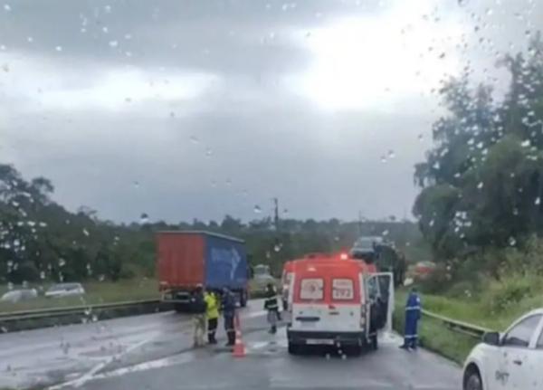 Batida entre caminhão ‘cegonha’ e carro deixa dois mortos em Conceição do Jacuípe