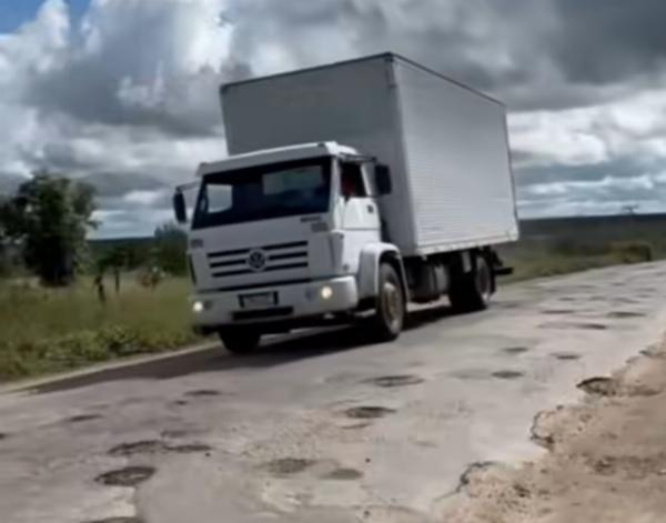Vereador de Queimadas viraliza comemorando com bolo simbólico o abandono de 43 anos da BA-120
