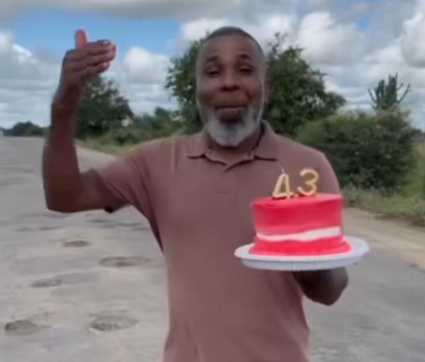 Vereador de Queimadas viraliza comemorando com bolo simbólico o abandono de 43 anos da BA-120