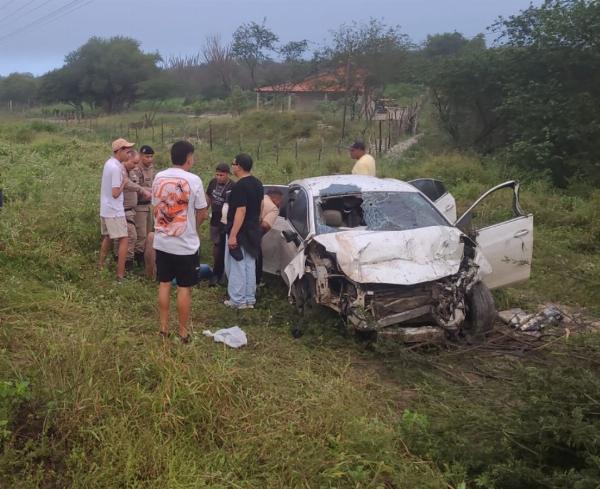 Batida entre dois carros deixa dois mortos e cinco feridos na BA-120, em Valente