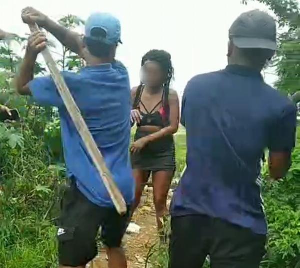 Exclusivo: Vídeo mostra grupo espancando mulher em Serrinha