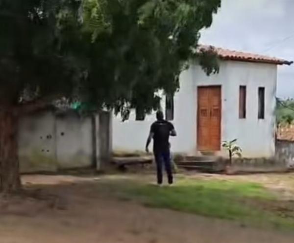 Polícia Civil realiza buscas na casa de suspeito de matar gato a pauladas em Serrinha