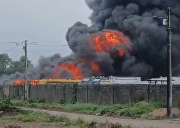 Vídeo: Fogo destrói veículos em garagem da prefeitura de Santo Estevão