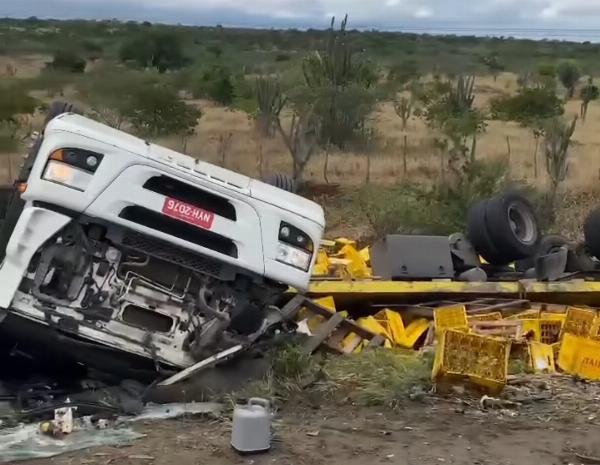 Caminhão carregado com cerveja capota na BR-324 em Riachão do Jacuípe