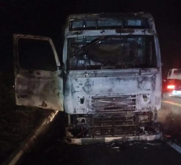 Carreta carregada de soja é consumida pelas chamas na BA-052 em Ipirá