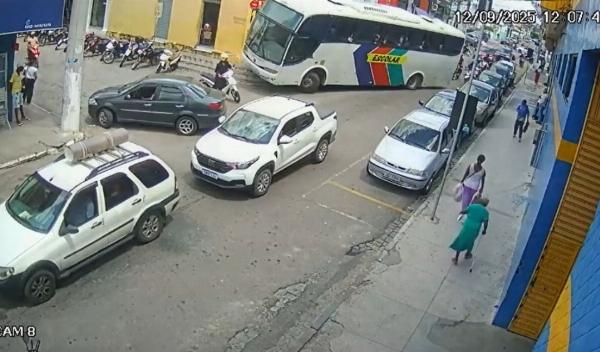 Vídeo: Ônibus escolar invade calçada e quase provoca tragédia em Conceição do Coité