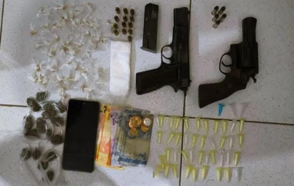 PM apreende armas de fogo e drogas em Conceição do Jacuípe