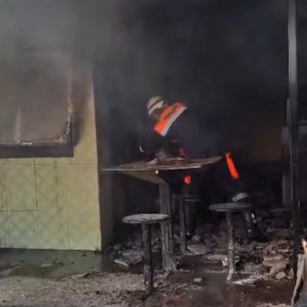 Incêndio destrói barraca de lanches em Riachão do Jacuípe; gás pode ter vazado