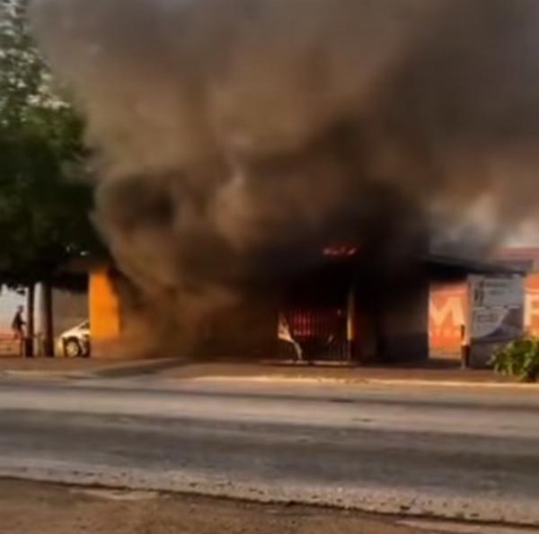 Incêndio destrói barraca de lanches em Riachão do Jacuípe; gás pode ter vazado