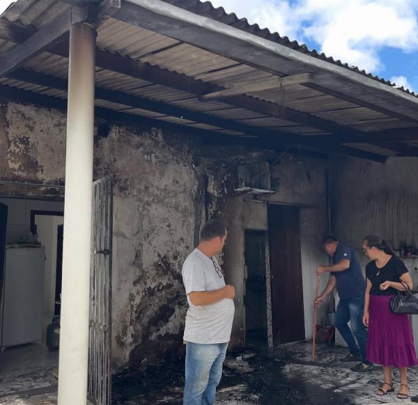 Incêndio por vazamento de botijão deixa idosa com queimaduras no rosto em Conceição do Coité