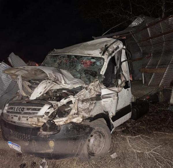 Motorista fica ferido após caminhão carregado com flocos de milho capotar em Conceição do Coité
