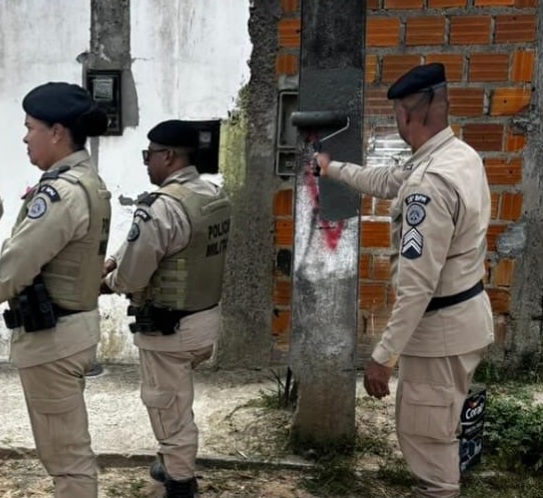 PM retira pichações de facções criminosas em bairros de Serrinha