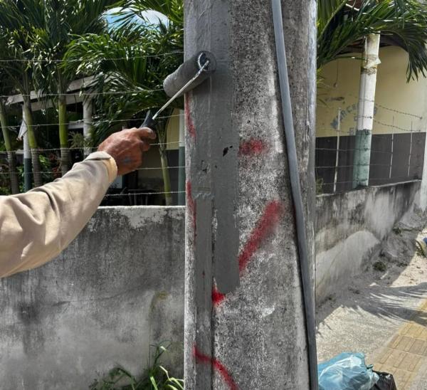 PM retira pichações de facções criminosas em bairros de Serrinha