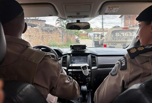 PM retira pichações de facções criminosas em bairros de Serrinha