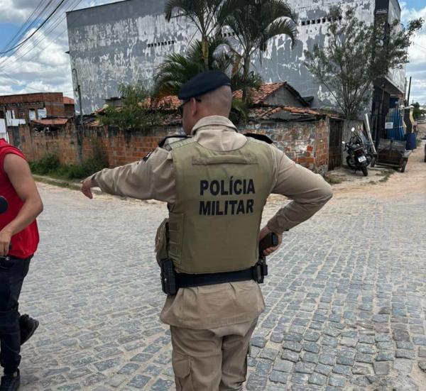 PM retira pichações de facções criminosas em bairros de Serrinha