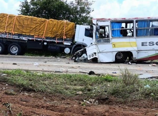 Batida entre carreta e ônibus escolar deixa três mortos na BR-116, em Tucano