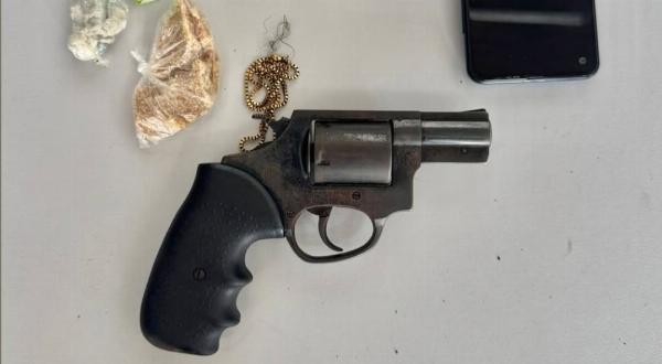Adolescente é apreendido com arma e drogas durante ação policial em Cansanção